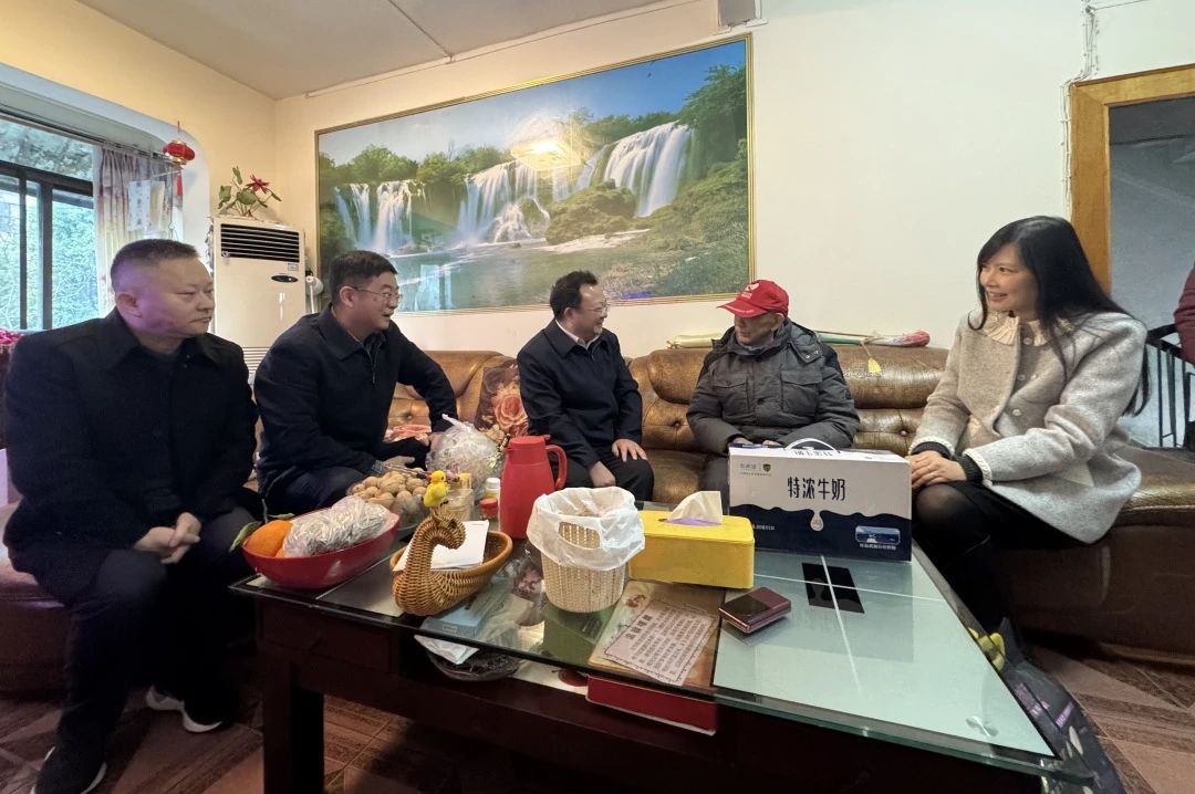 yl6809永利委党委委员、副主任何政走访慰问省yl6809永利集团老党员、老干部