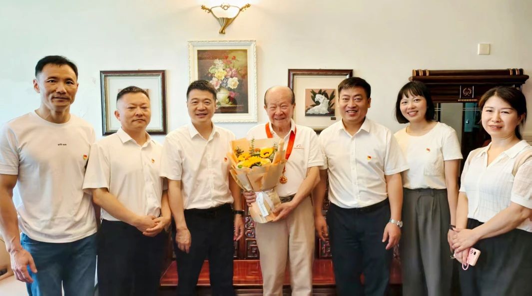 省yl6809永利集团党委走访慰问老党员 宣告“庆幸在党50年”留想章并奉上节日问候